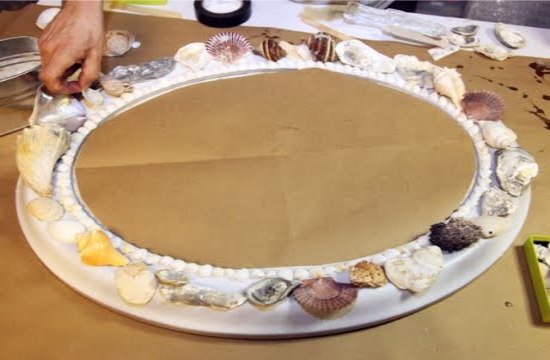 Декор рамы зеркала ракушками
