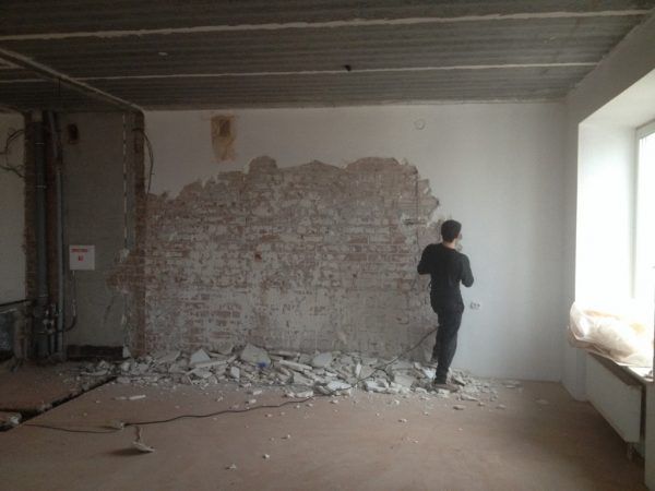 Демонтаж старой краски со стены