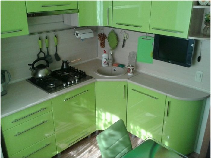 Дизайн зелёной угловой кухни в хрущевке
