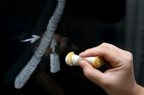 Создание рисунка поролоном, скрученным в трубочку для удобства
