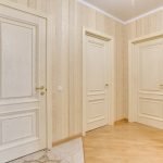 Светлые двери для коридора в квартире