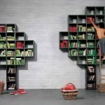 Деревья с книгами у стены