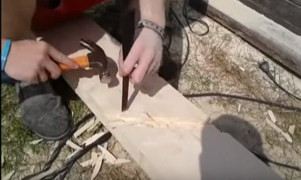 Дерево из пазов удобно выбирать с помощью молотка и стамески
