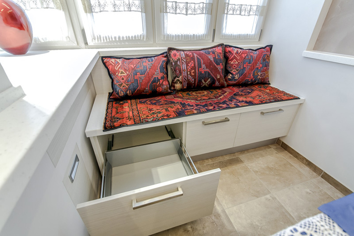 mebel-s-obivkoy-na-balkone