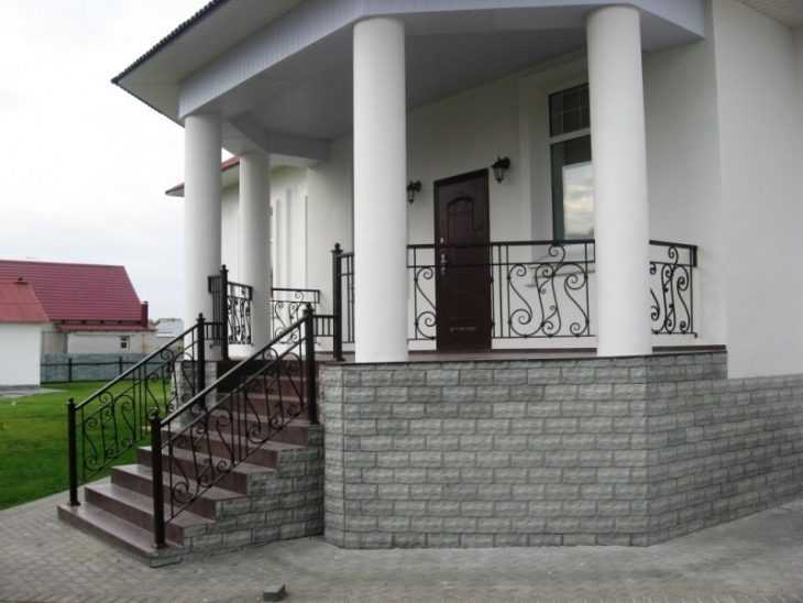 Круглая терасса с крыльцом