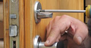 Утепление входных деревянных дверей для частного дома и квартиры