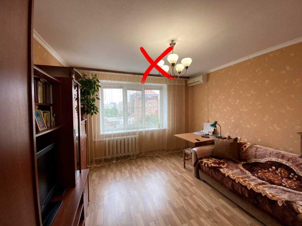 Висячая люстра по середине комнаты