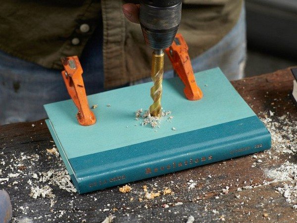 просверлите отверстия в остальных книгах