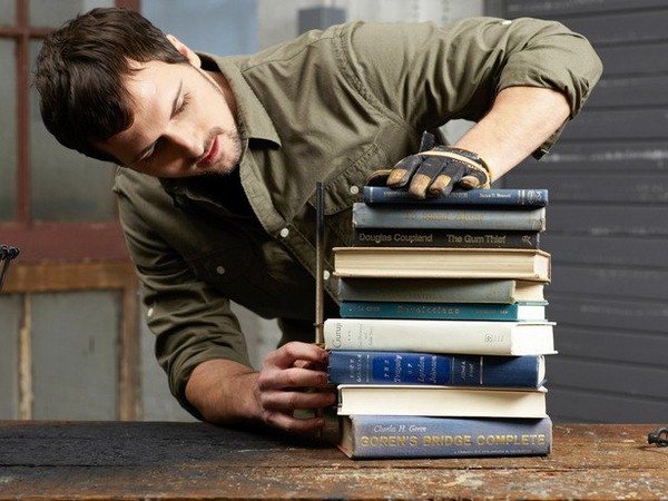 соберите книги в стопку