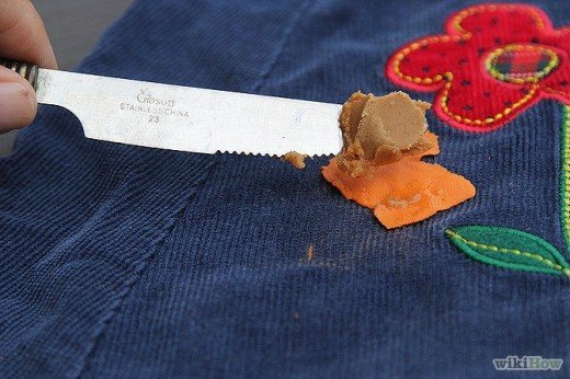 Удаление жвачки с одежды при помощи арахисовой пасты